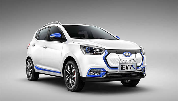 蓝色的装饰凸显其新能源车的身份