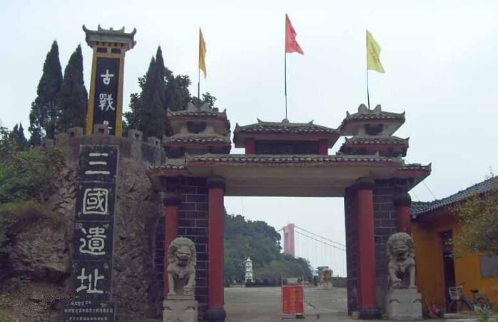猇亭三国古战场风景区占地40000平方米,集三国古战场,旅游度假村和