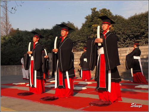 周公制定的礼乐不是简单的礼仪和娱乐.而是一种政治制度和道德规范.