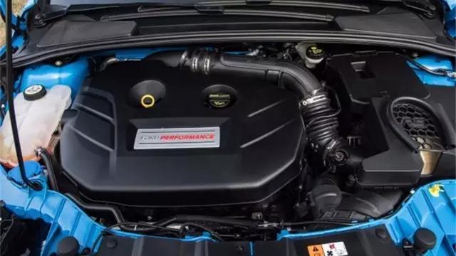 全新福克斯rs的大心脏已经由上一代的2.5t涡轮增压五缸发动机换代成2.