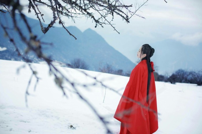 倚靠栏杆遥望远方,因为想到旧时拥有的无限江山,心中便会泛起无限伤感