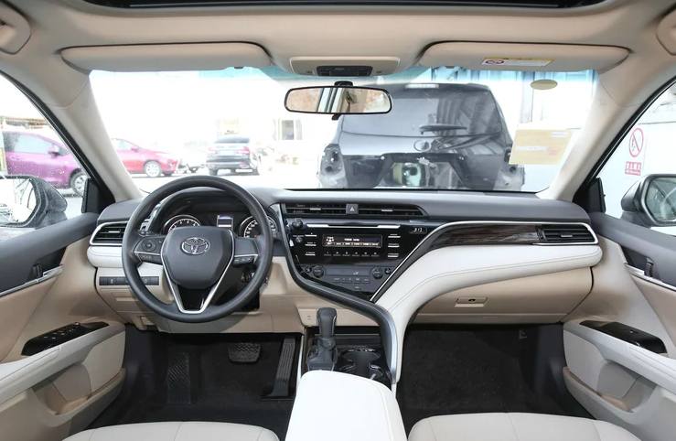 2018款丰田凯美瑞就是硬气,上市半年价格依旧,内饰秒杀迈腾