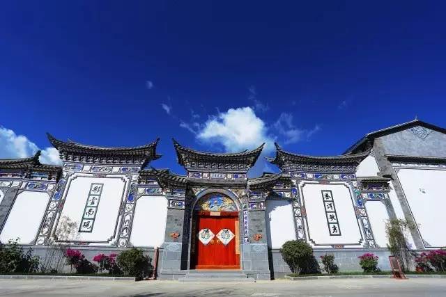 大理白族照壁姓氏 紫气东来_大理白族民居三坊一照壁