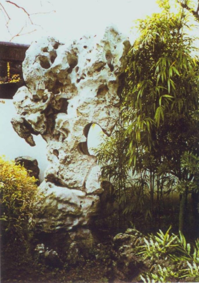上海豫园的"玉玲珑",苏州留园的"冠云峰",南京瞻园的"仙人峰"和杭州的