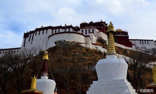 到西藏，在布达拉宫下，做一个虔诚的朝拜者
