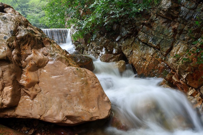 有一个地方溪水潺潺、瀑布飞溅 你不想去看看吗？
