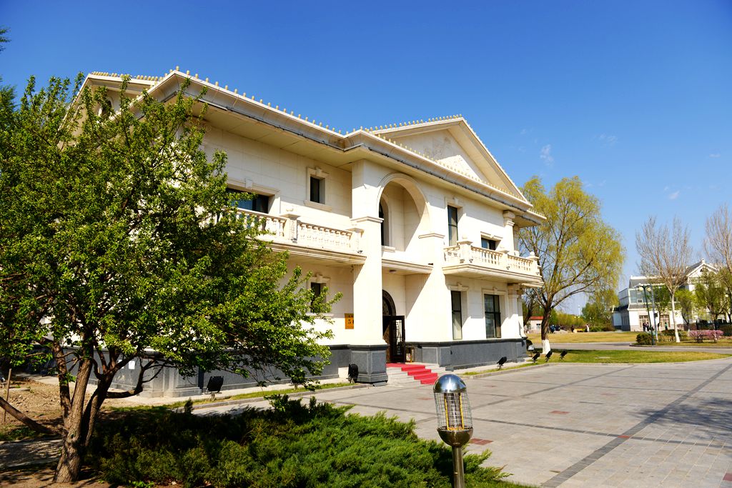 大庆有个九号院宾馆,类似北京的钓鱼台宾馆,在九号院宾馆的座座别墅