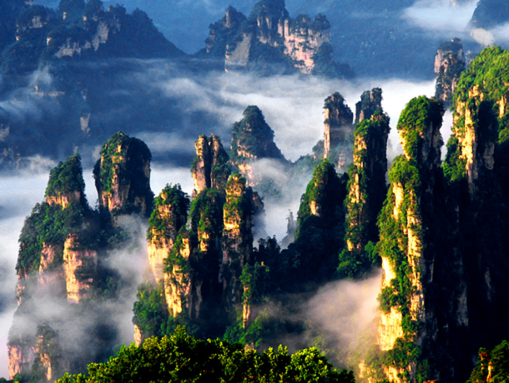 张家界是个纯自然性风景区,一年四季,每个季节都有不同特色.