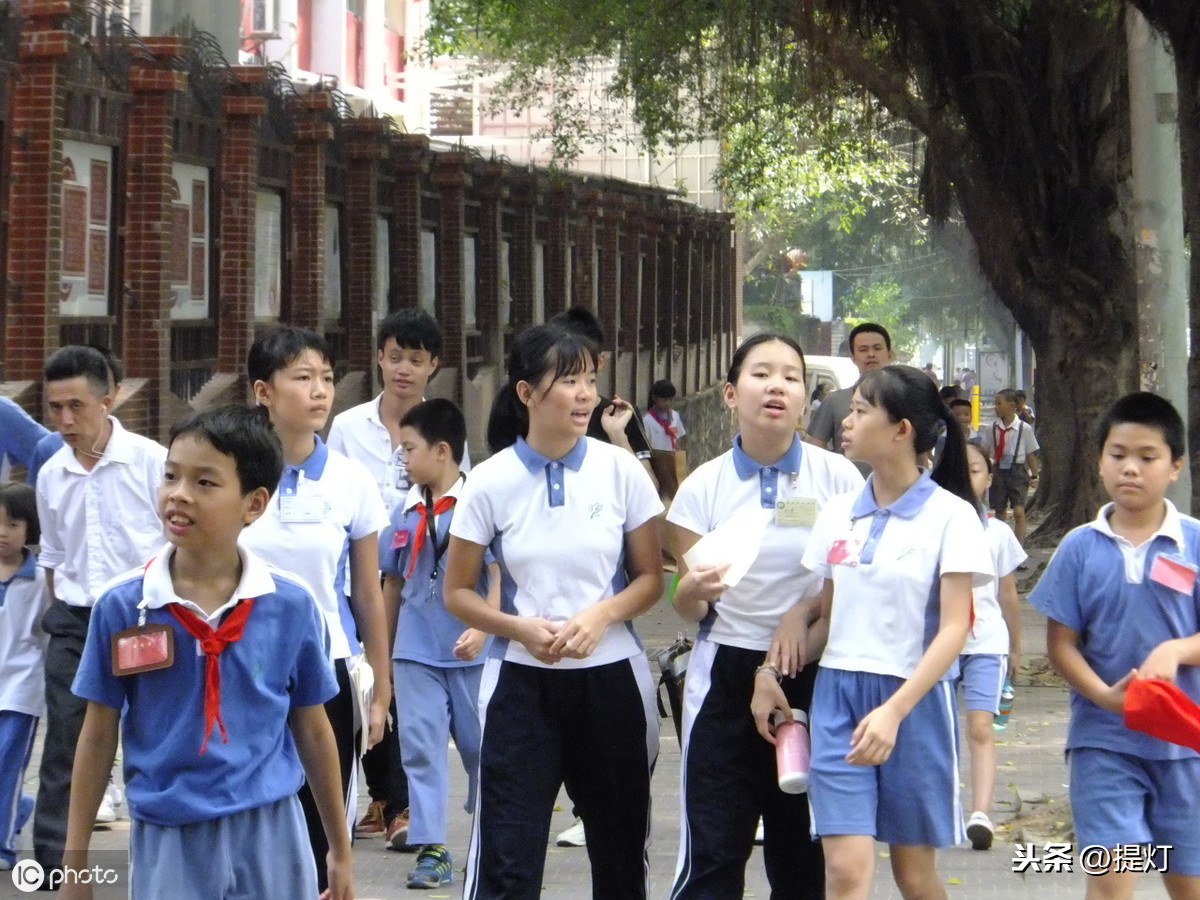 深圳各小学的英语教材都有哪些版本？它们又有什么优势？