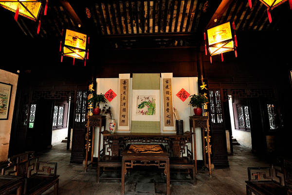 前部分是水墙门和河埠,专门供家人停靠船只,洗涤衣物之用;中部是墙门