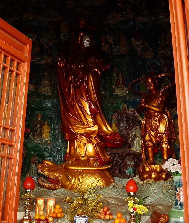 大部分寺庙的大雄宝殿背面的佛像都是渡海观音出毗卢宝殿继续向上