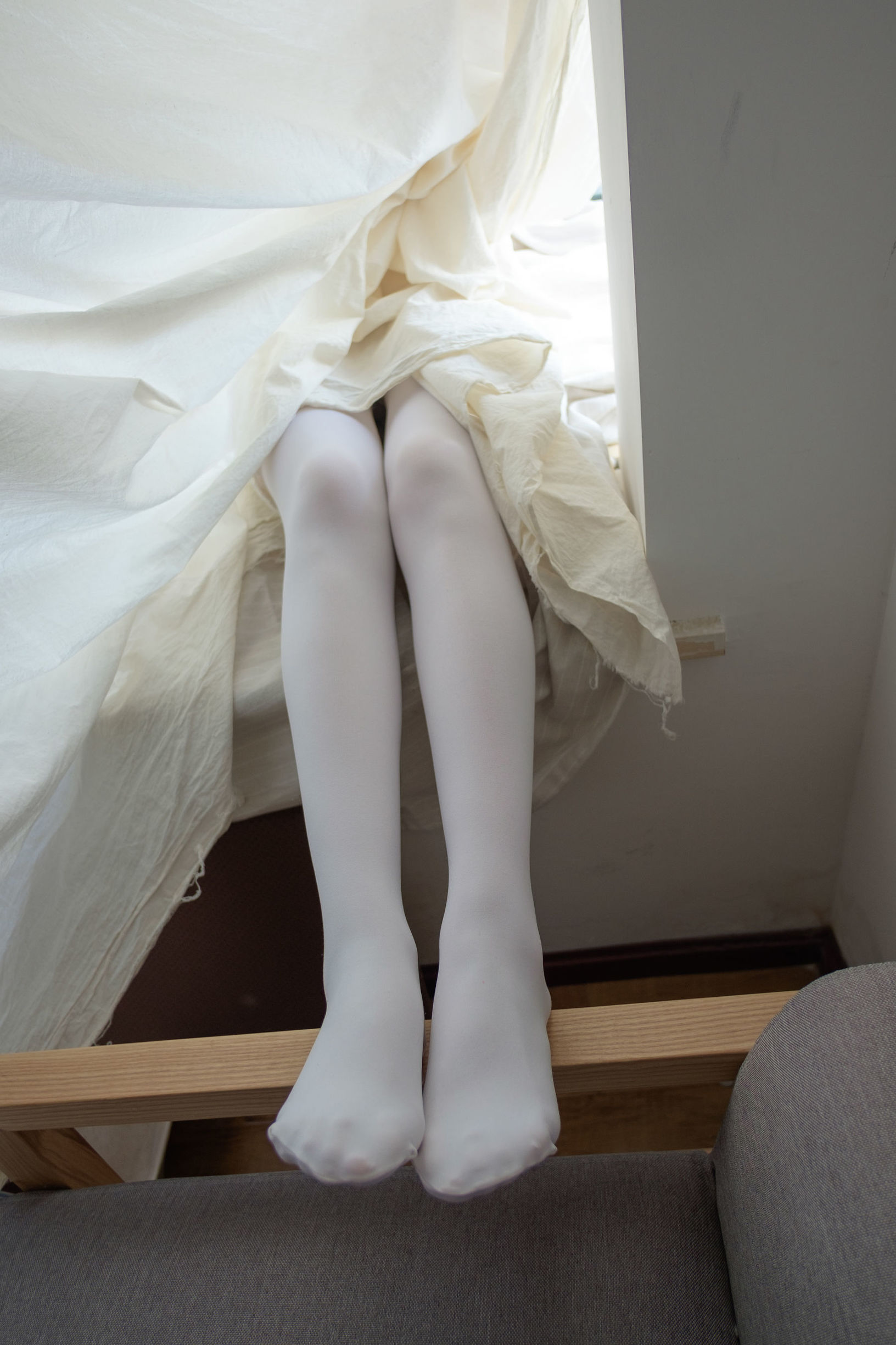 [森萝财团] R15-018 窗台上的白丝少女-番茄美图