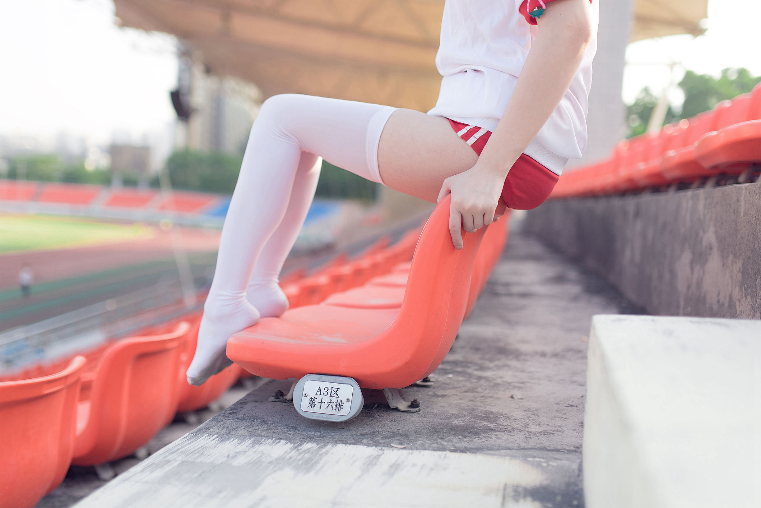 [风之领域] NO.112 运动场上的白丝体操服少女-番茄美图