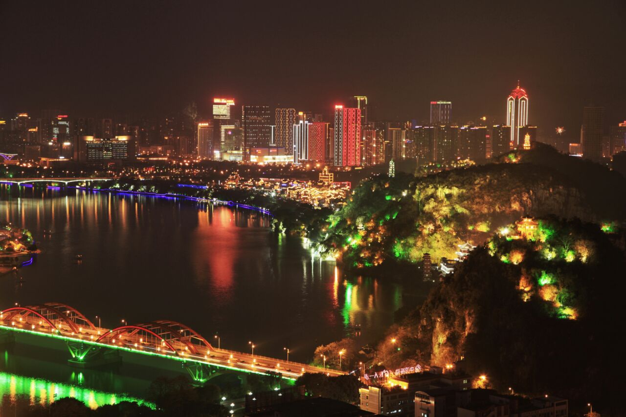 位于柳江大拐弯南岸的正中央位置,是观赏柳州市区"u字形"全景的最佳