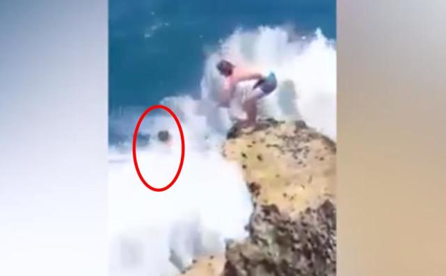 现场！中国男子印尼海边自拍坠海，外国小伙25分钟奋勇救人