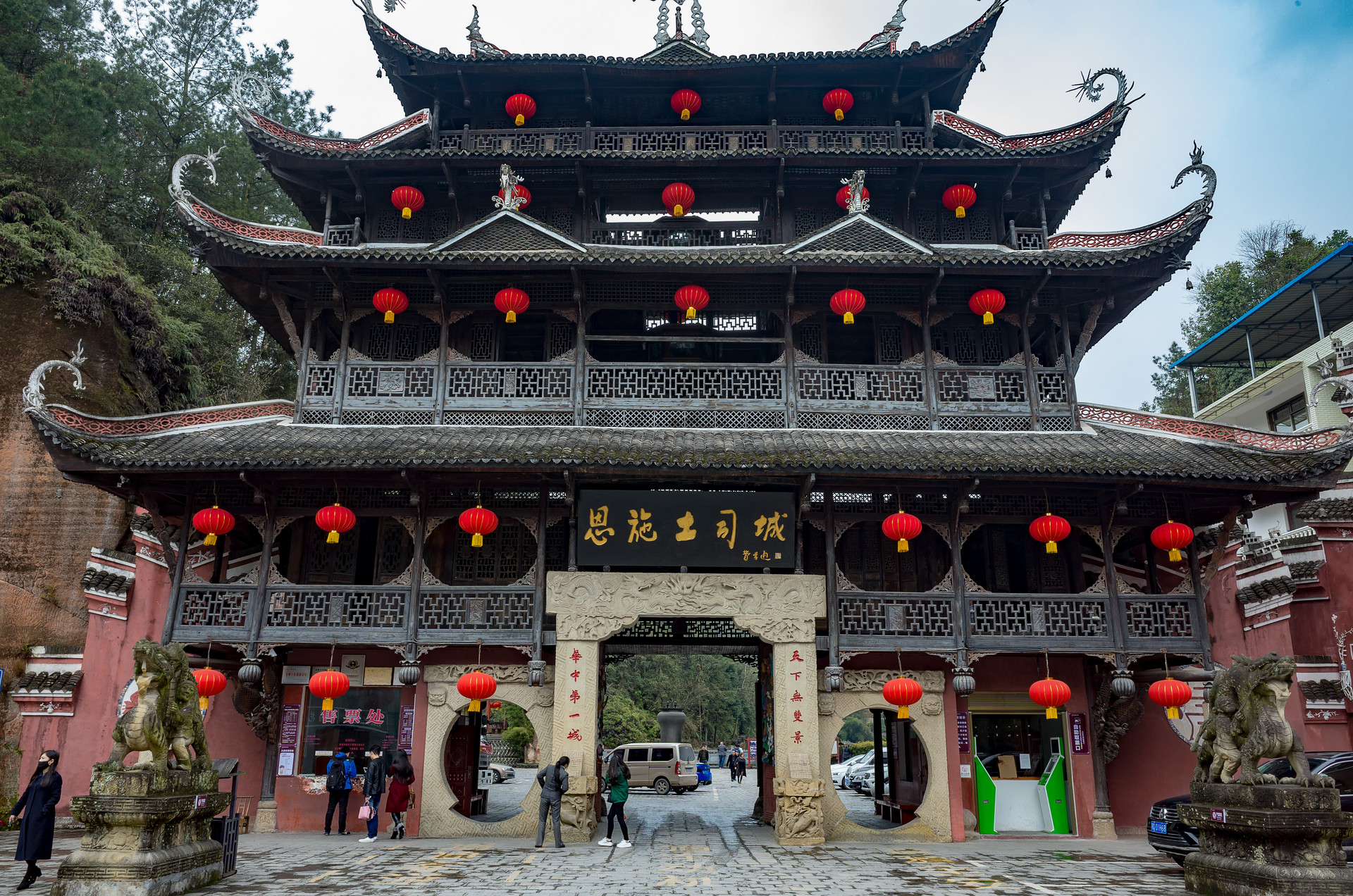 清江,古称夷水,全长八百里,自西向东横贯恩施土家族苗族自治州,被称为