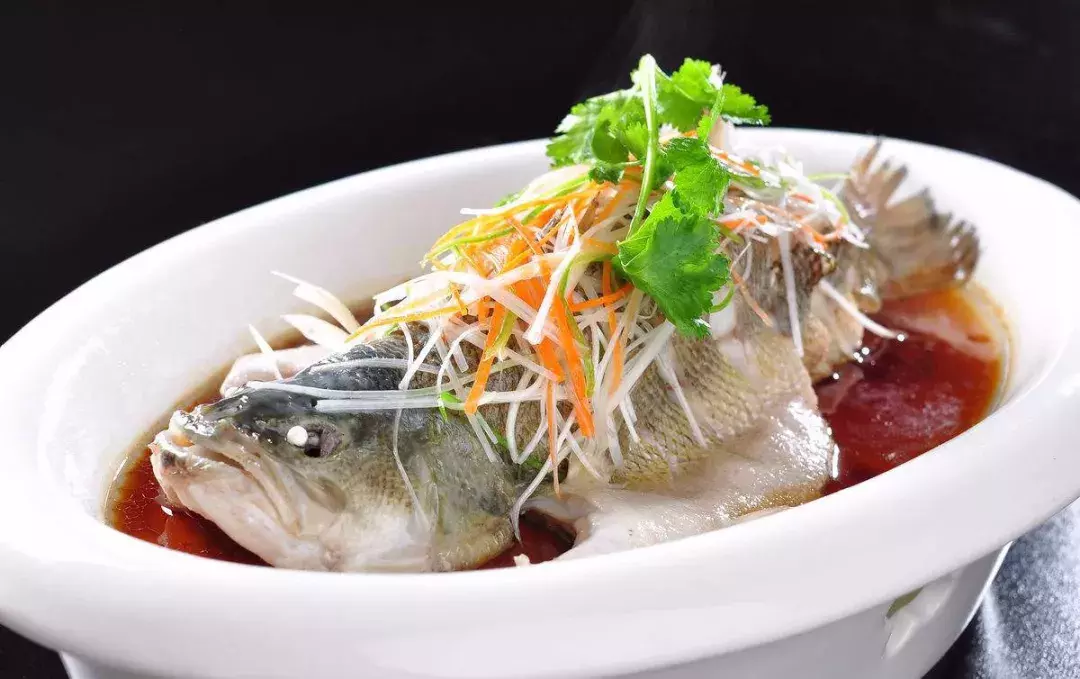 最中国的烹饪，永远吃不腻的清蒸鲈鱼，从选鱼开始说起