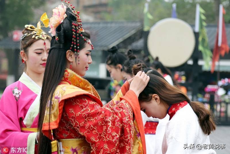 女子长到十五岁要行笄礼,笄是古代盘头发或别住帽子用的簪子,意既此时