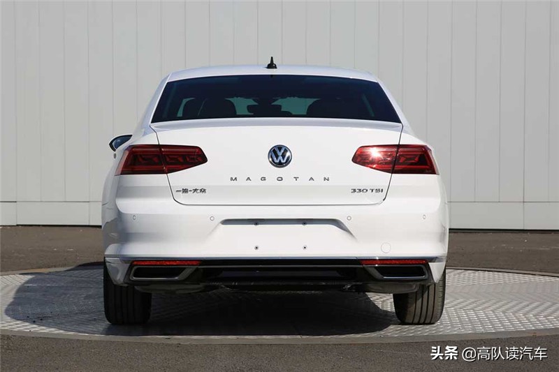 新款迈腾亮相,提供4种前脸风格,尾部中置"magotan"字标