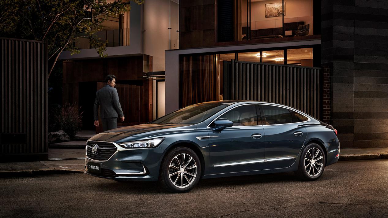 君威gs和君越中网都是采用的是飞翼式中网,君威gs中网和轮毂都是熏黑