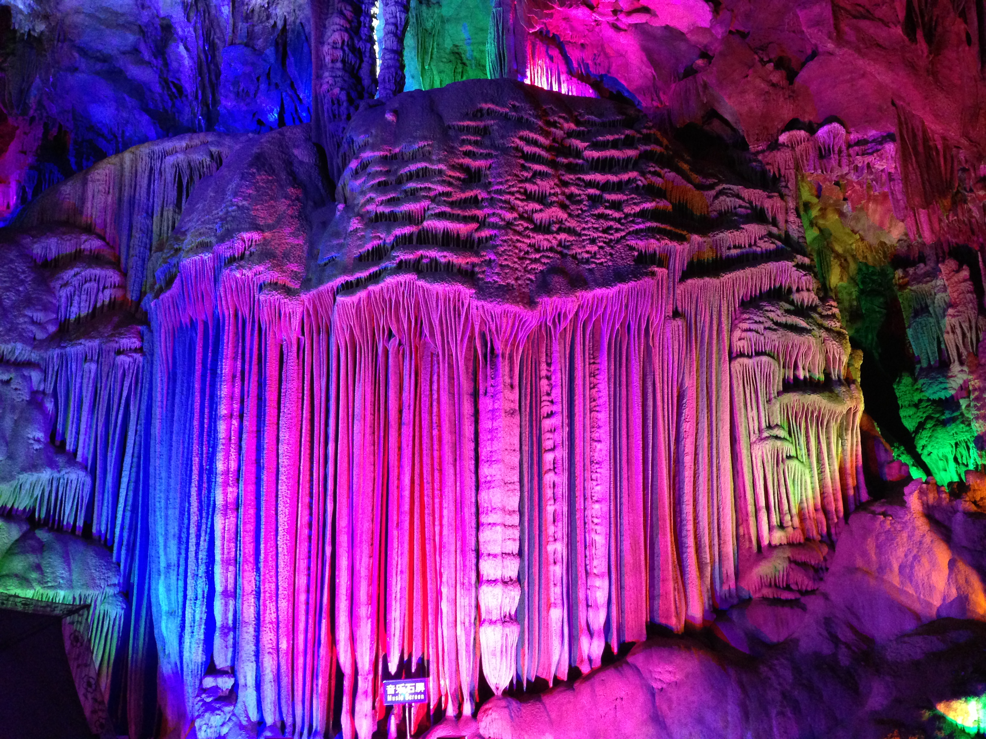 穿山月岩,会仙月峰等高悬碧空;水月洞,龙隐洞,冠岩等低浮水面;碧莲洞