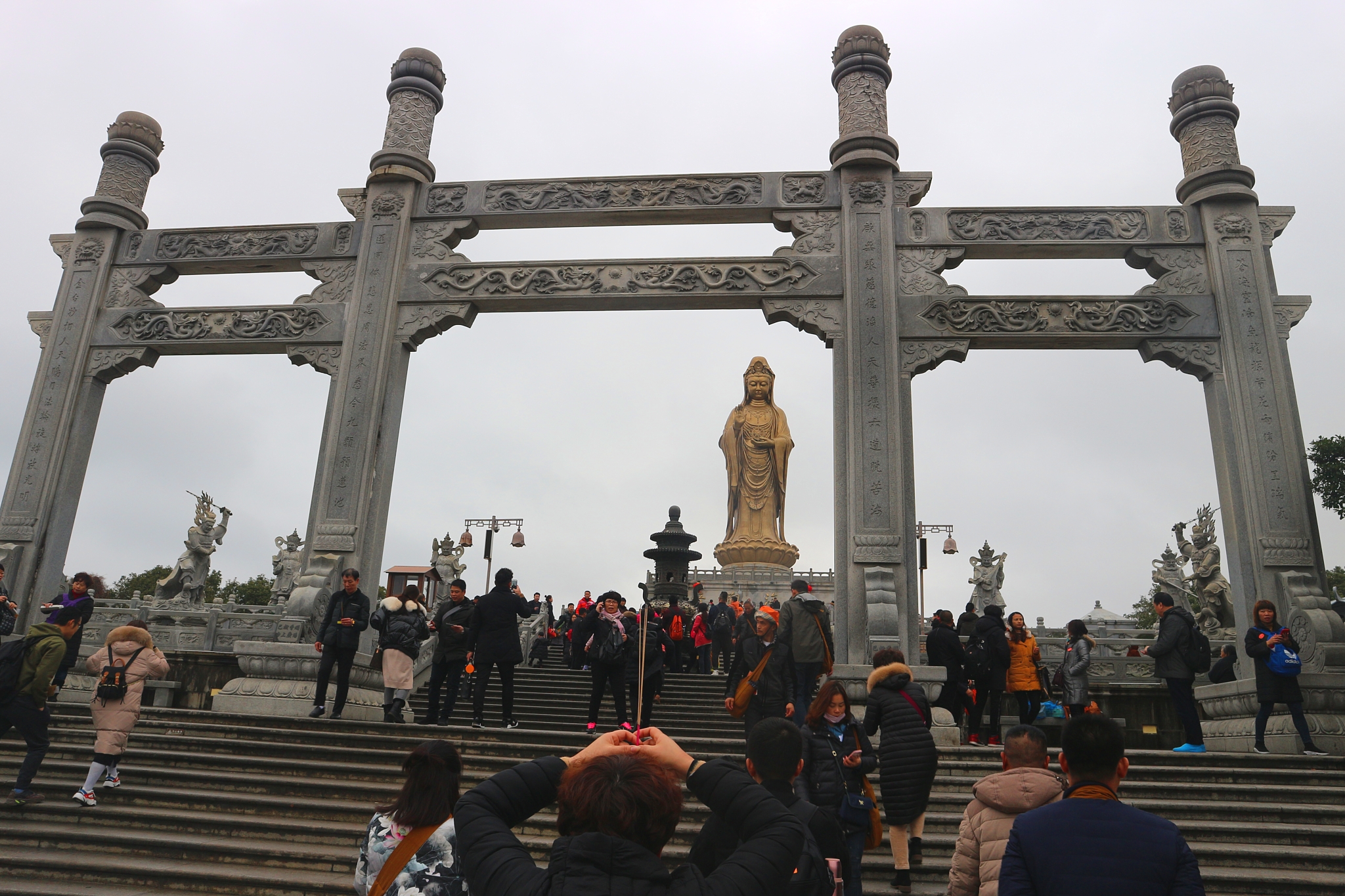 普陀山各大寺廟的香鼎前,遊客爭相扔錢,這樣祈福恐怕不妥