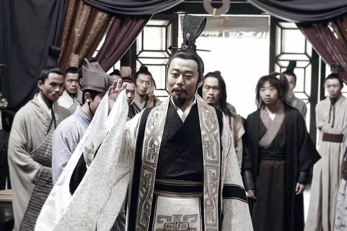 这四人有一个共同的特点,那就是礼贤下士,喜欢结交宾客,门下都有门客