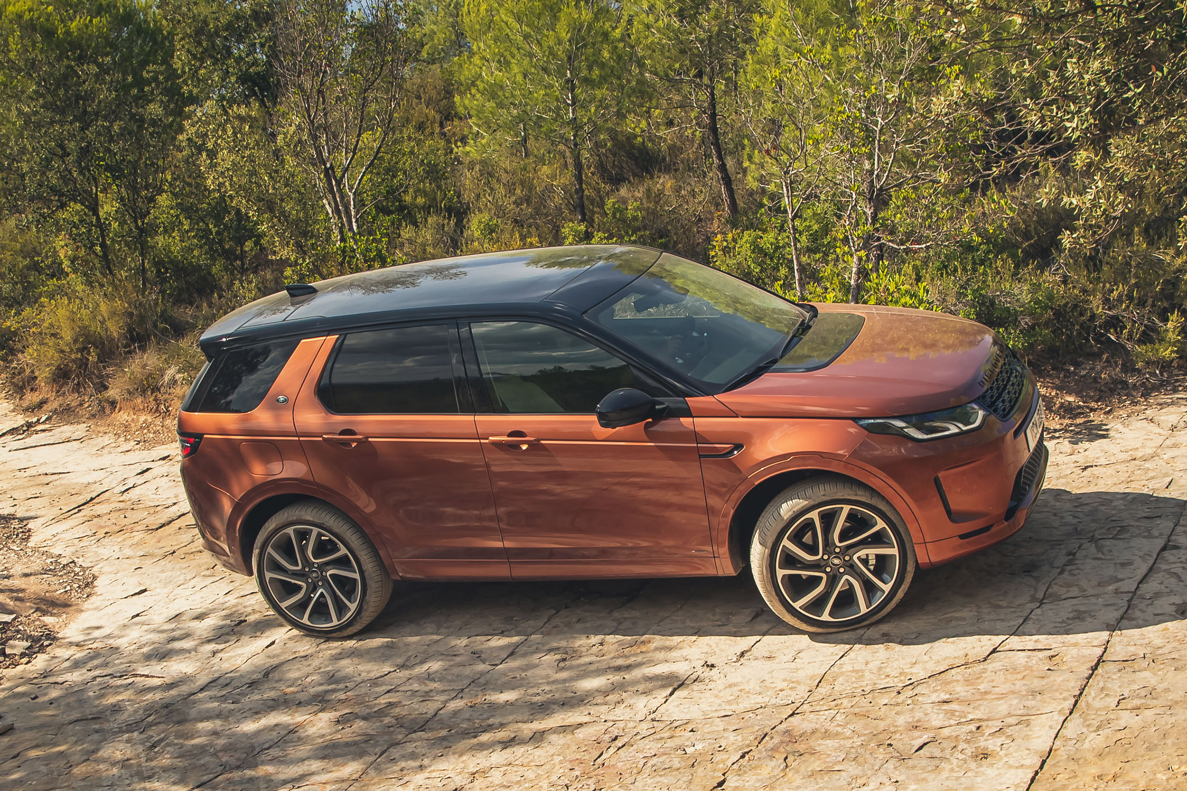 内外细节有不小的提升,中期改款路虎发现神行实拍图发布