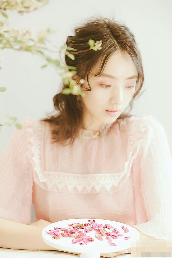 还有为了爱情等待百年的女神水碧,她的扮演者赵卓娜曾经还是舒蕾之星"