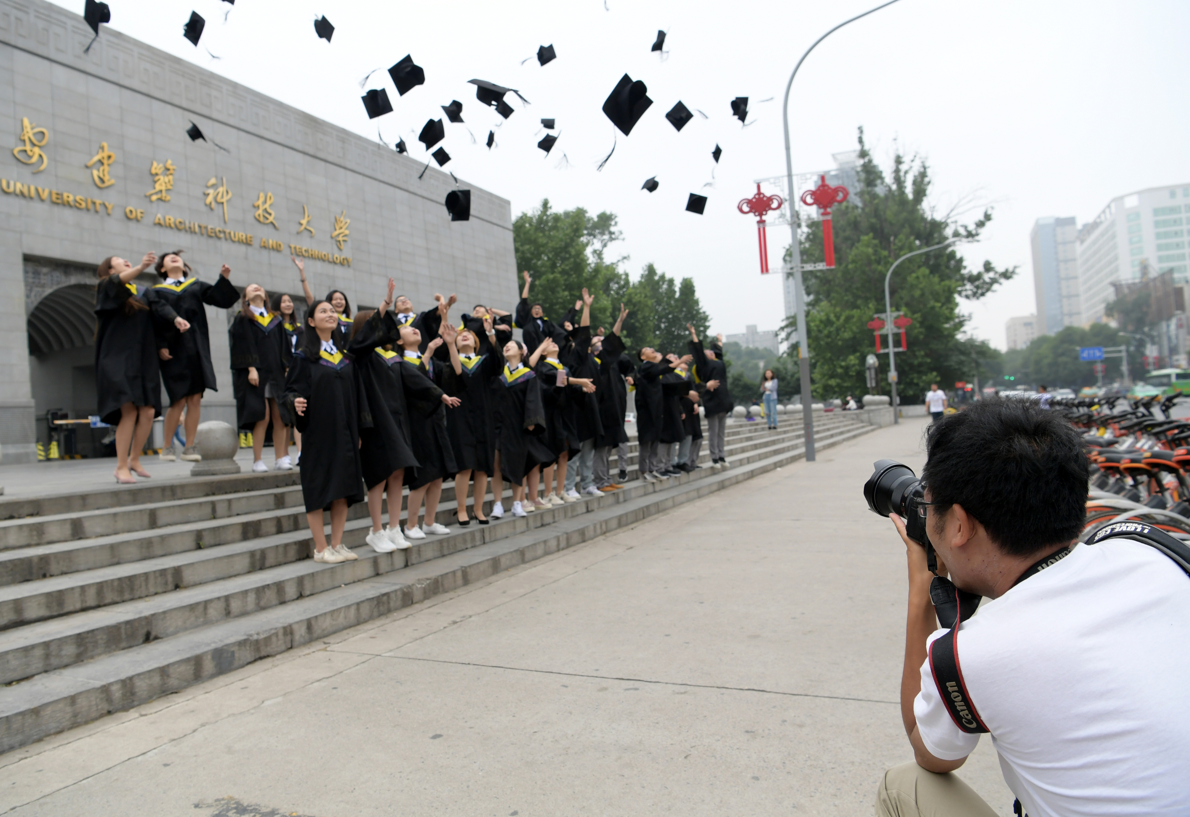 大学生创业扎根校园 三年为上万学子拍摄个性毕业照