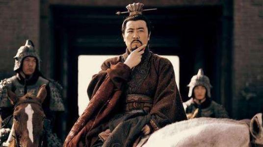 曹操邀请刘备去青梅林谈论天下英雄，也叫作《青梅煮酒》