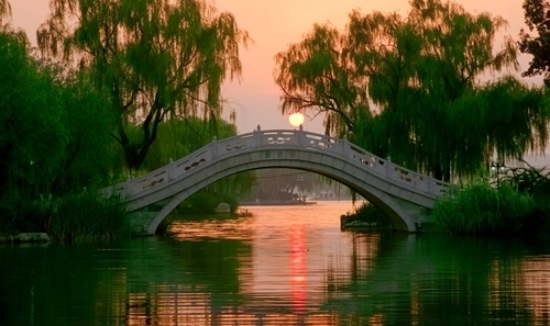 大明湖夕阳妩媚动人，为水波粼粼的湖面，带来一丝别有韵味的平静