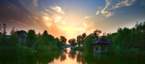 大明湖夕阳妩媚动人，为水波粼粼的湖面，带来一丝别有韵味的平静
