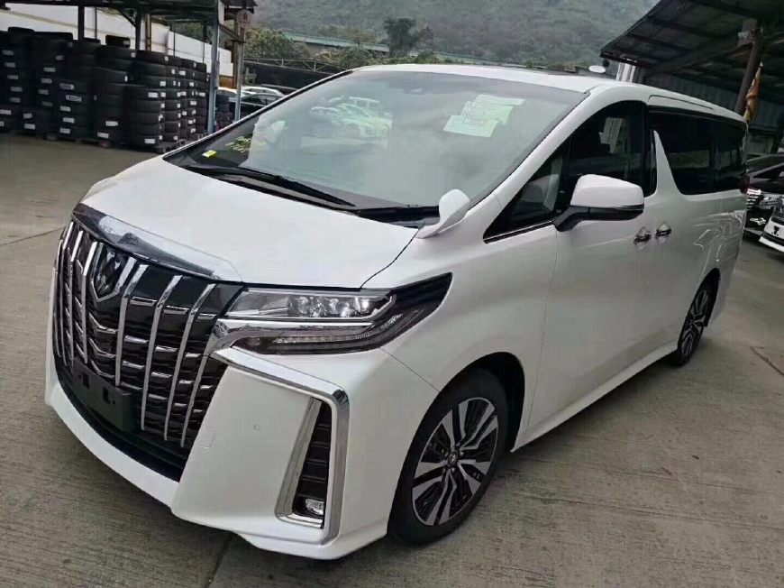 丰田全新埃尔法已经亮相!配电动侧滑门 v6发动机还降了7万元