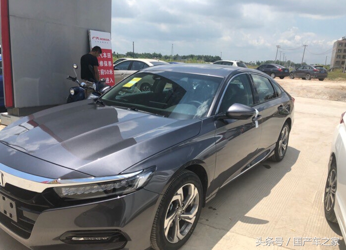 首台10代雅阁顶配太空银色提车,网友:1.5t发动机对不起这颜值