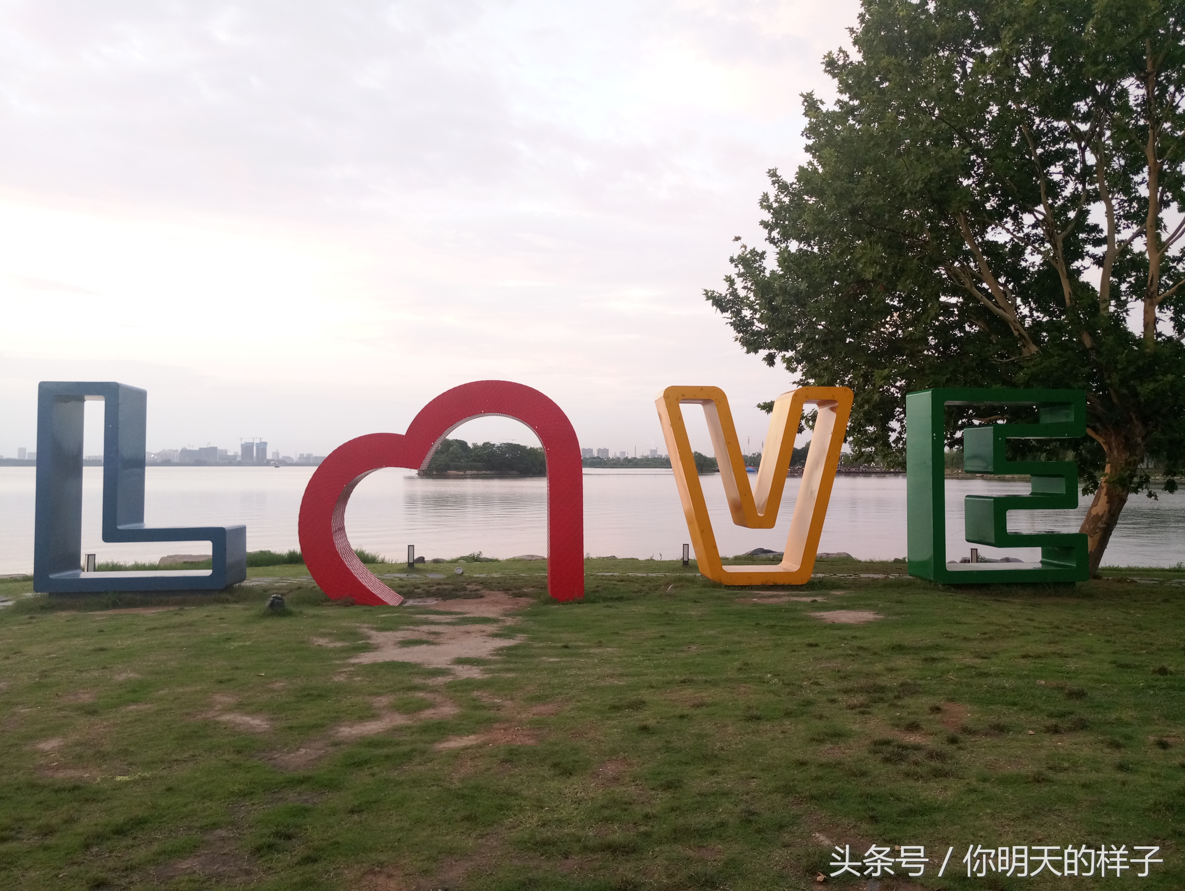 下面是一些图片武汉东湖风景区有听涛景区,渔光景区,白马景区,落雁