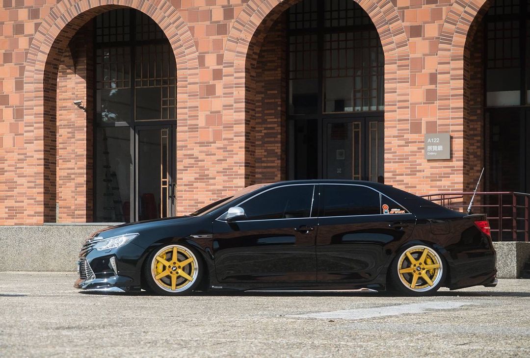 性能升级|第七代凯美瑞改装后的姿态也相当帅气!