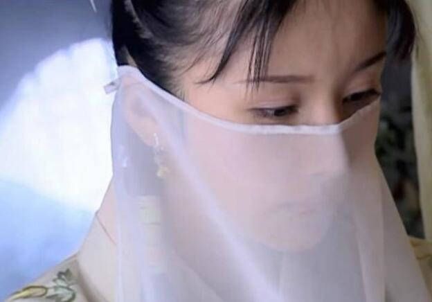 有美人兮美目盼兮巧笑倩兮手如柔荑螓首蛾眉巧笑倩兮美目盼兮