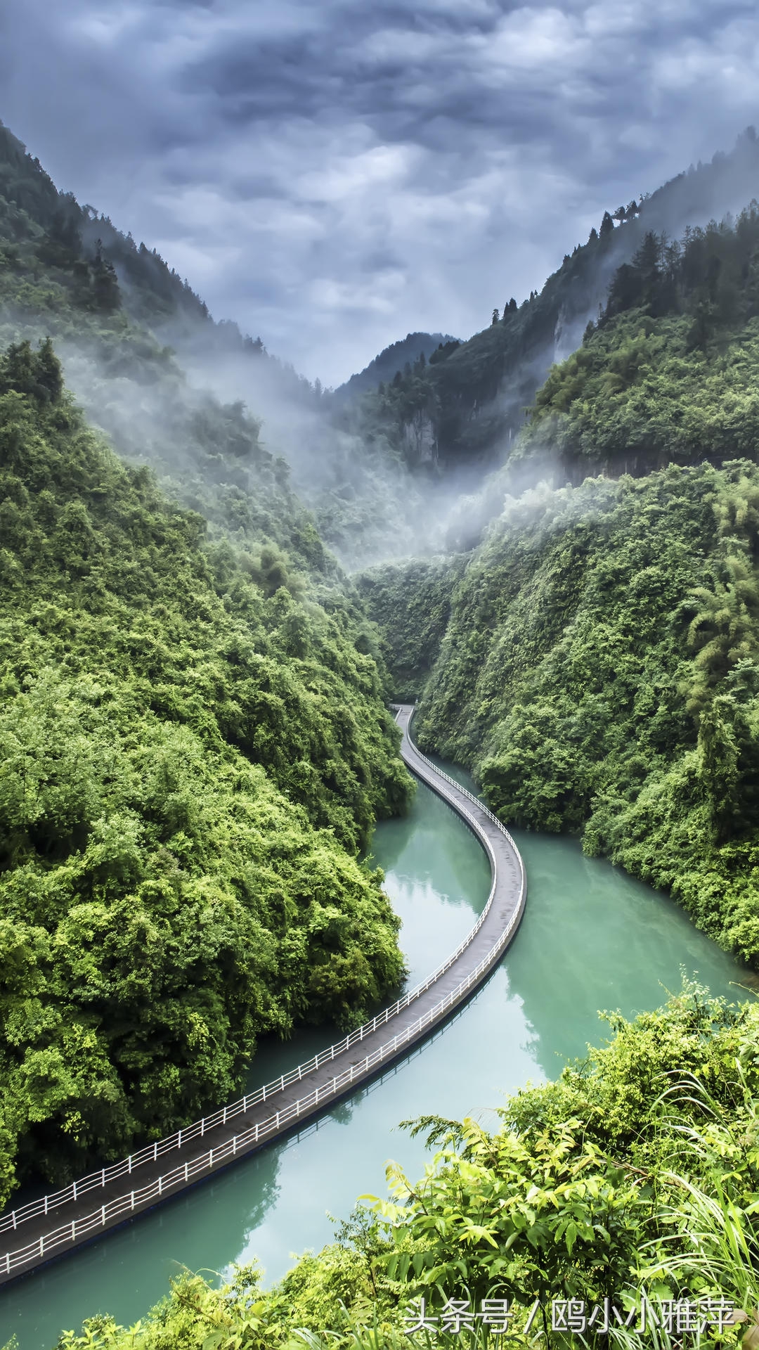 出句:青山绿水千秋画;求佳联留评添香