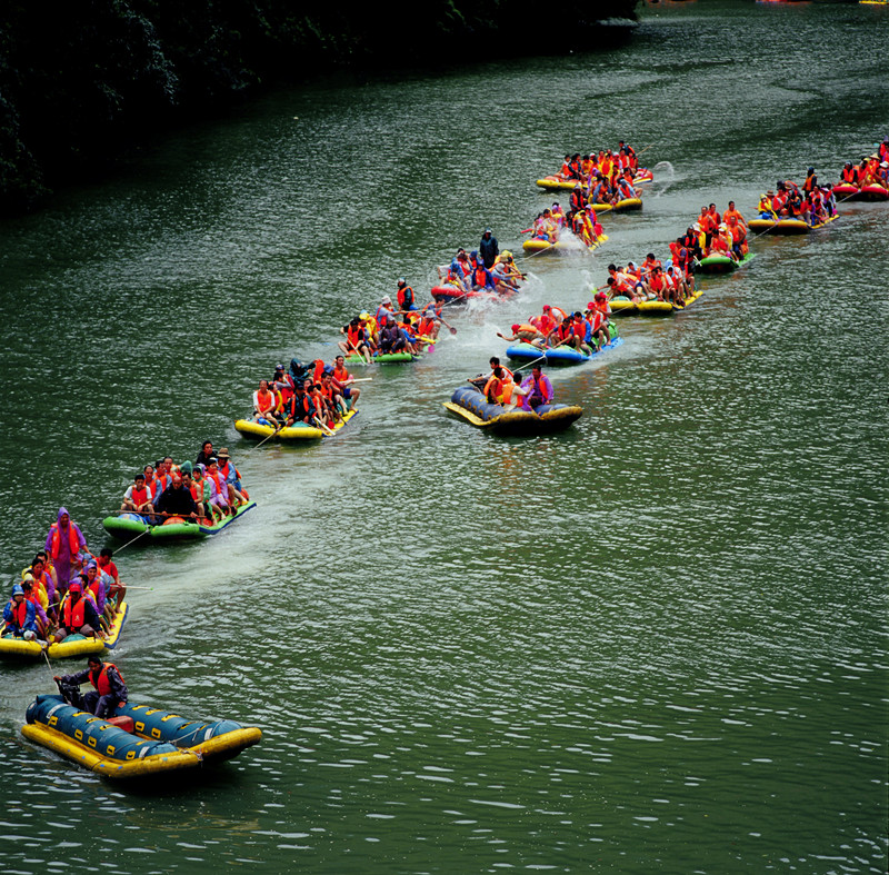 重渡沟漂流的漂道选自伊河自然河道,漂流时长120分钟.