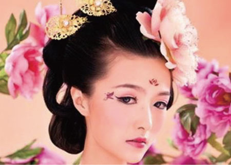 梅花妆,又名落梅妆,主要是在额头上画一圆点或梅花状图案,不过梅花不