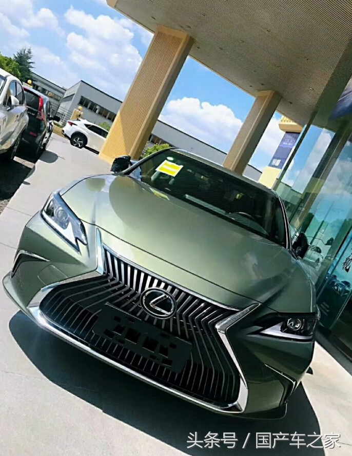 到店实拍新雷克萨斯es200,全国首台凌波玉色车身,看起来很特别