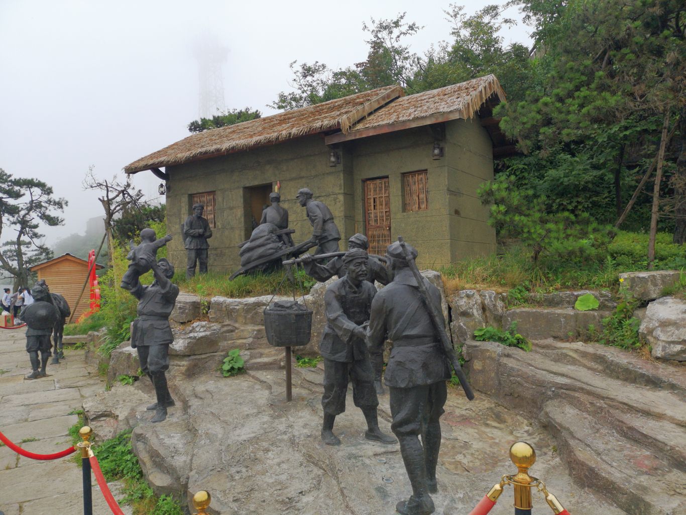 西风台因为是娄山关景区海拔最高的观景台,在此看到的娄山关的风景醉