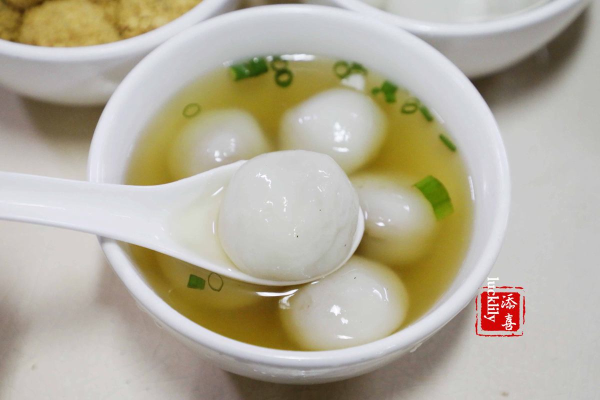 麻心汤圆收银台样式还是很古老的那种,下面是柜台,上面是玻璃,中间一