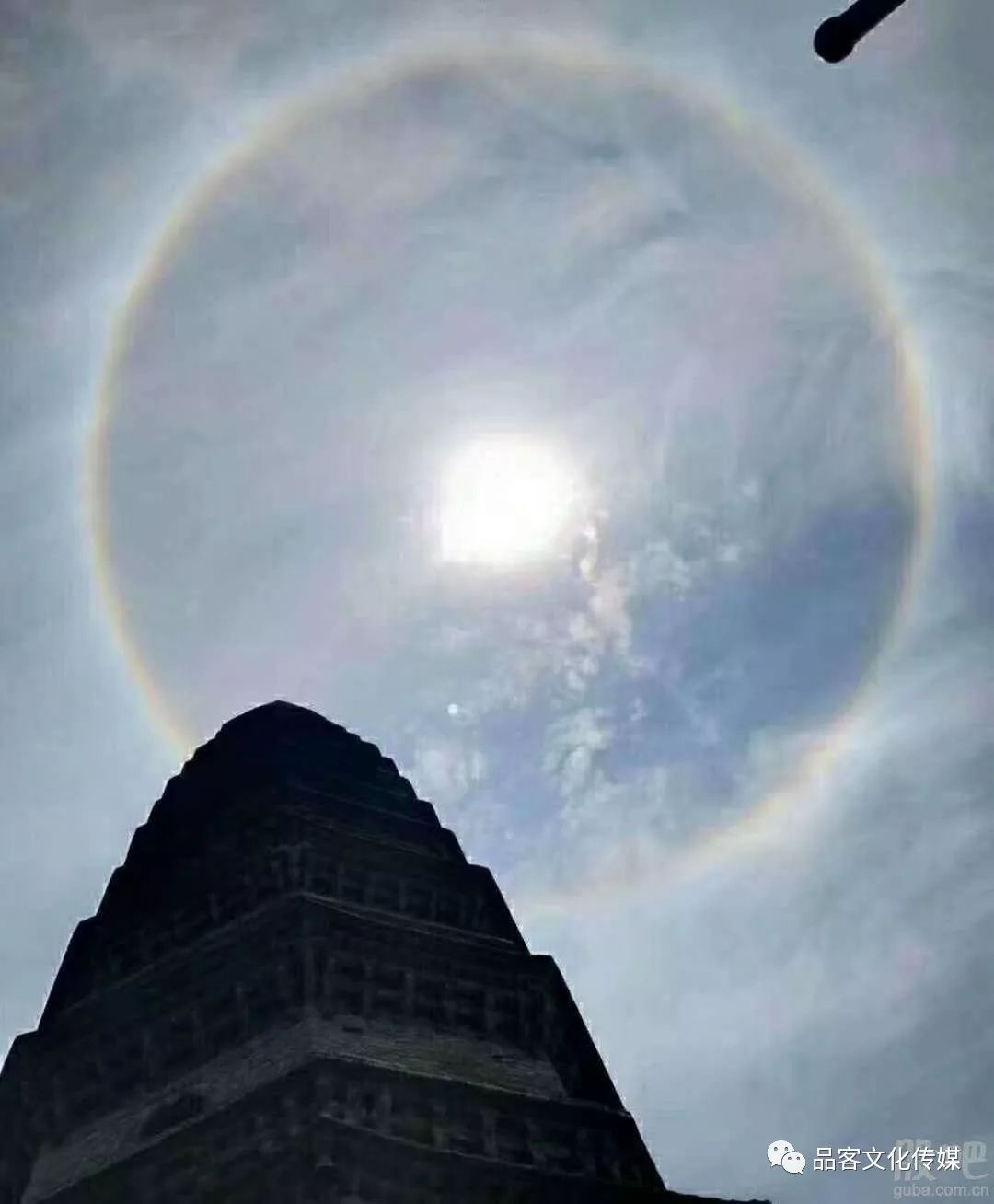 每年阴历三月十五,天空中都会有神奇的佛光出现,上万僧众及游客来汶上