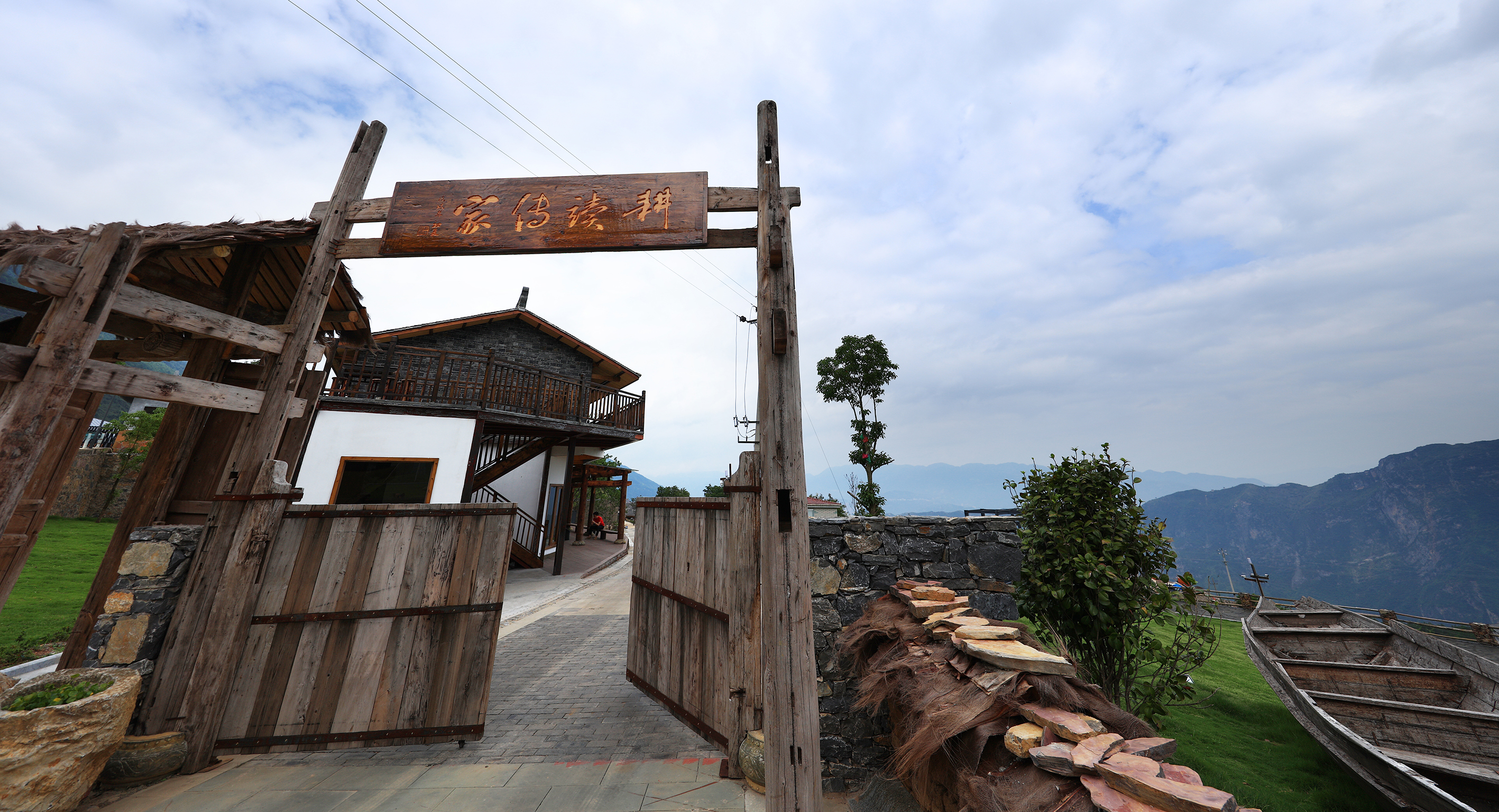 巫峡之巅老巫山民宿"三峡院子"显山露水