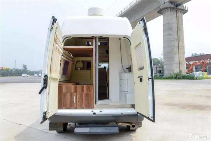 福特经典全顺改装房车 23.8万到手核载6人 开出去比普拉多舒服