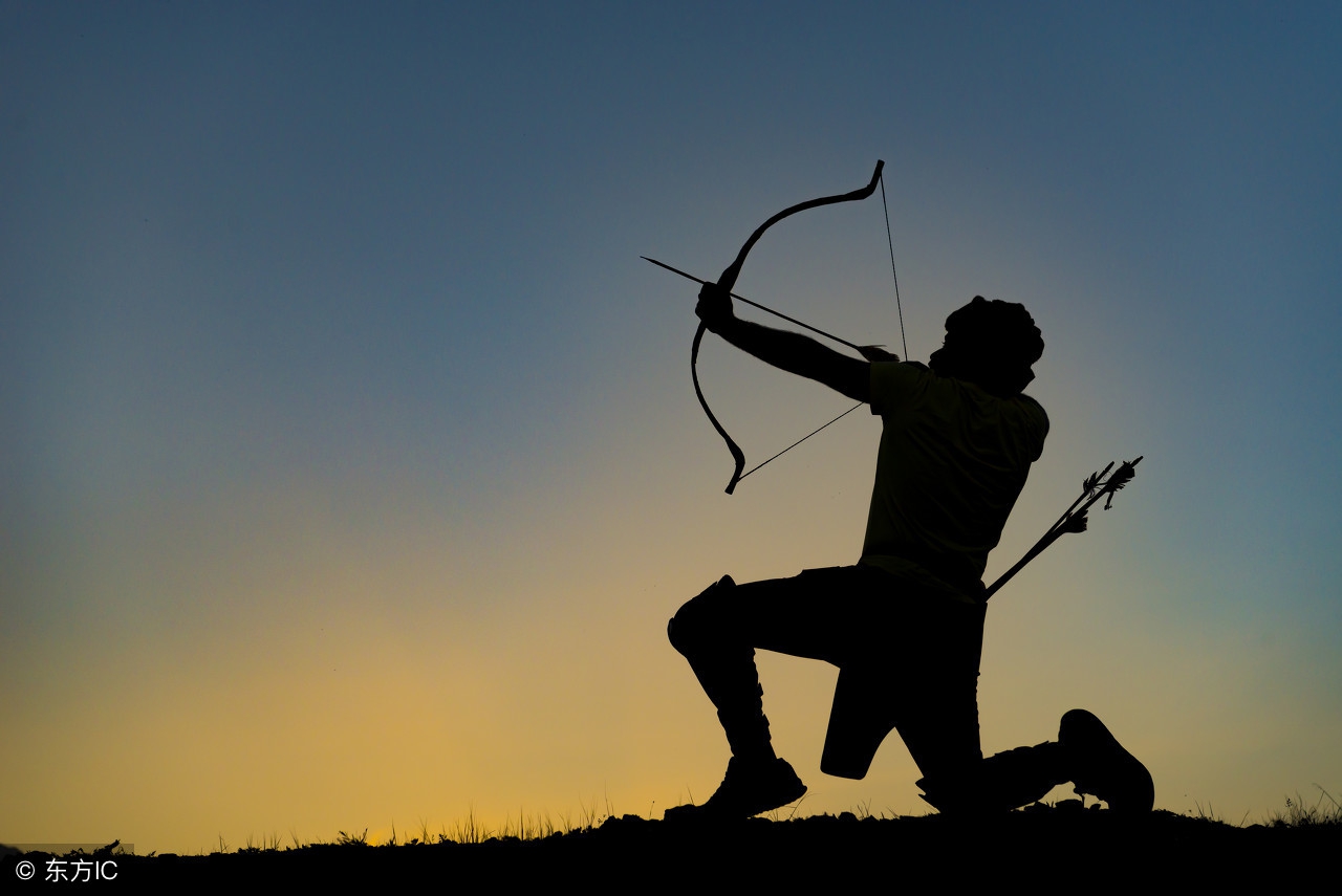 会挽雕弓如满月, 西北望, 射天狼.老夫聊发少年狂, 左牵黄, 右擎苍.