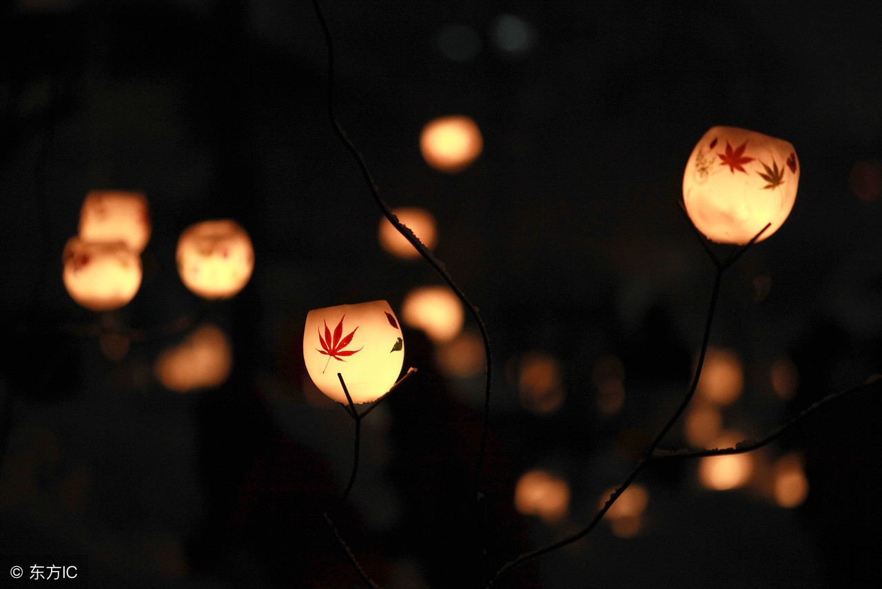 李白:水国秋风夜,殊非远别时.长安如梦里,何日是归期.