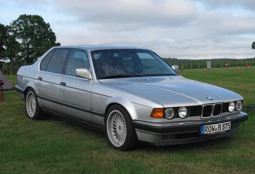 正在「放松警惕」的时候,宝马让代号为e32的第二代7系突击面世,长达三